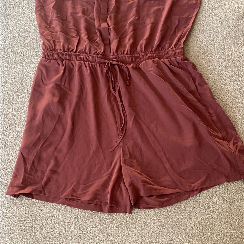 X-LARGE. HALARA SLEEVELESS BUTTON DRAWSTRING ROMPER - Picture 4 of 7